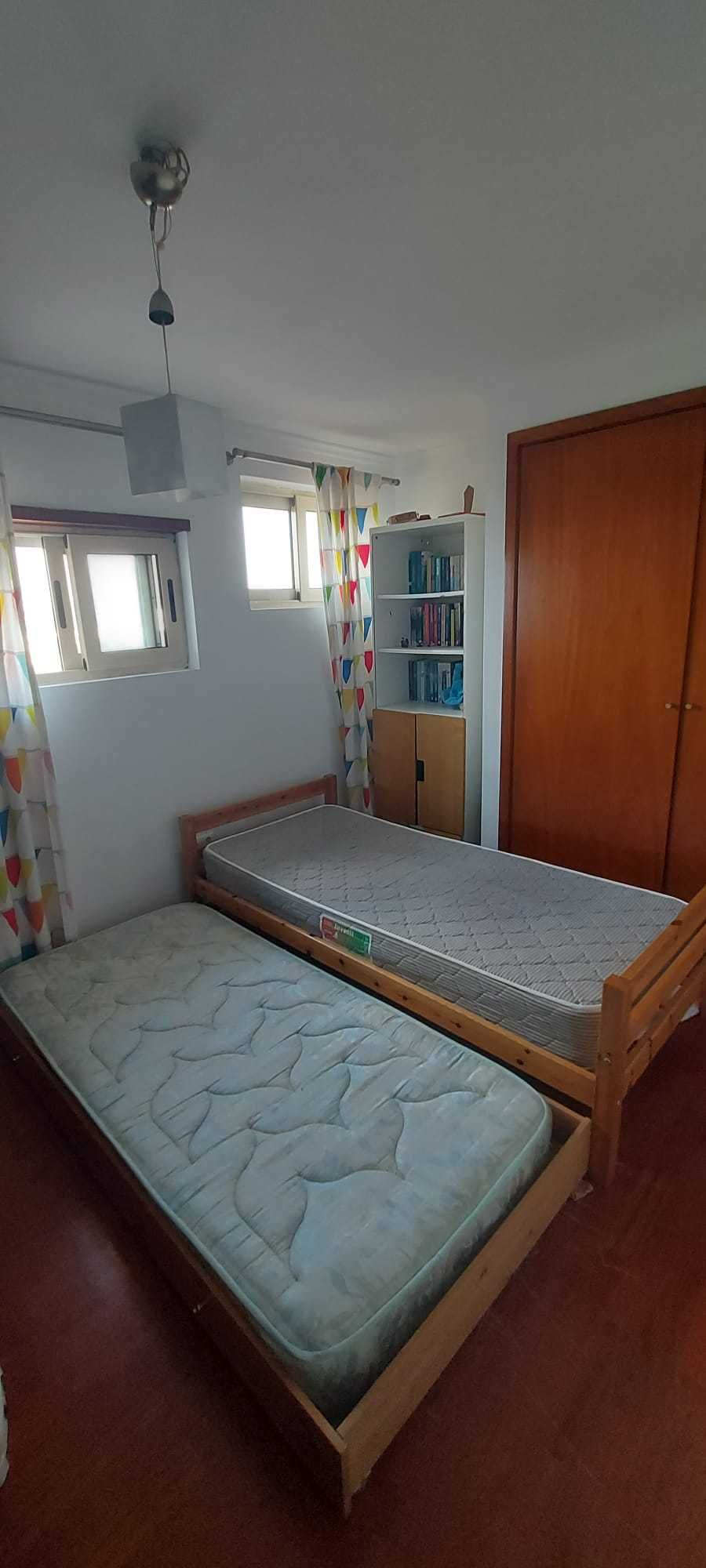 Cama de solteiro com gavetão (colchões incluídos)