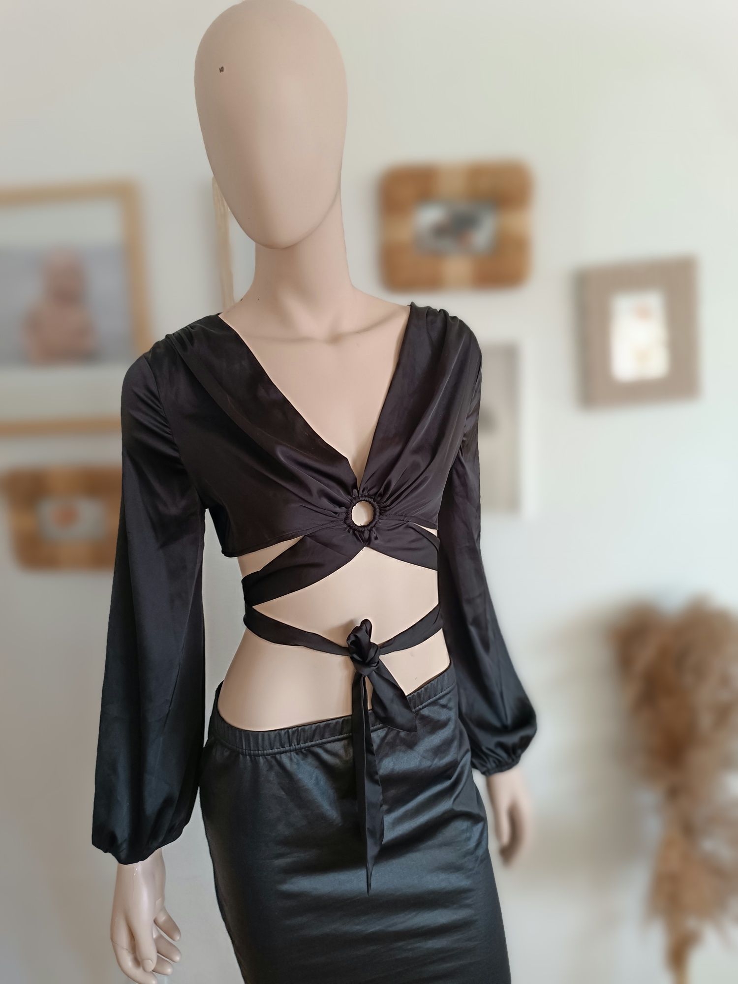 Czarny crop top z długim rękawem shein s 36 satynowy z wiązaniem