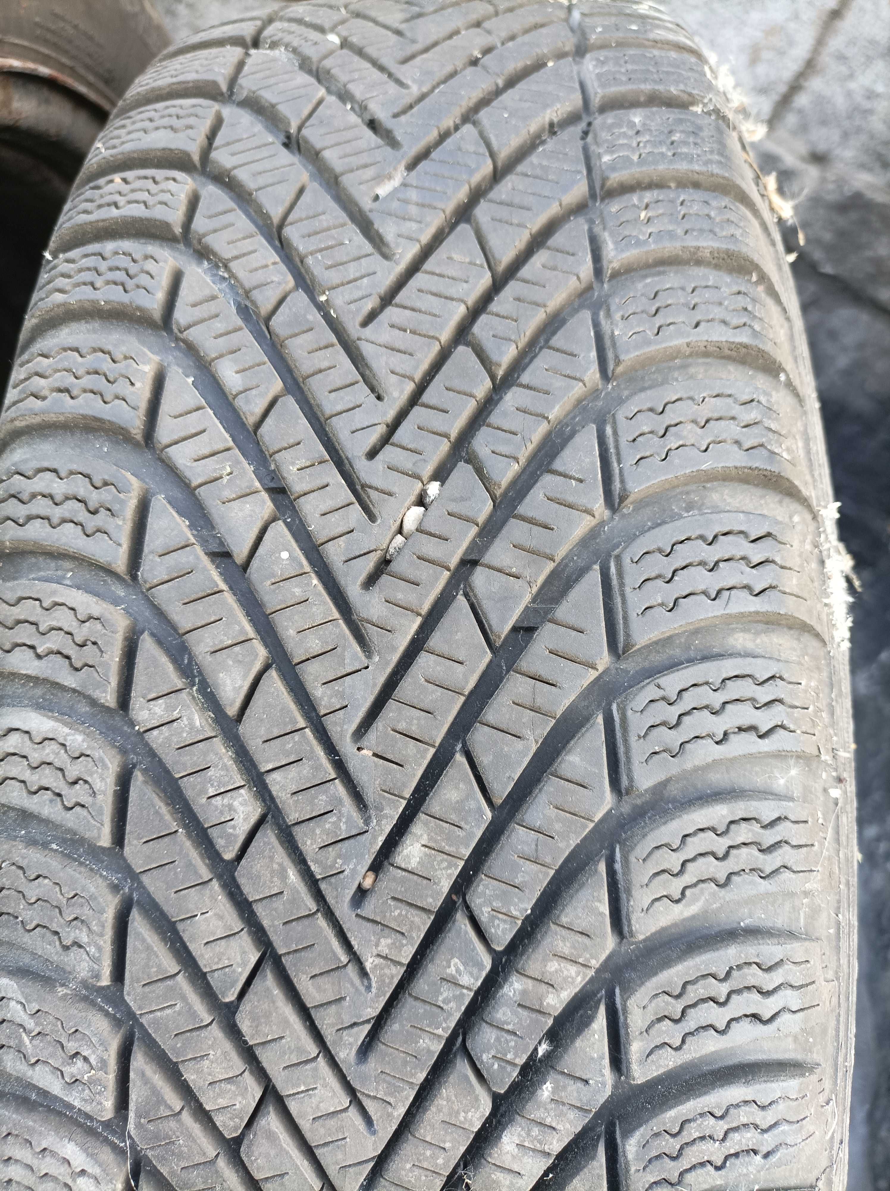 4 koła Pirelli Winter Cinturato 205 65 R15  6,5-7,5 mm