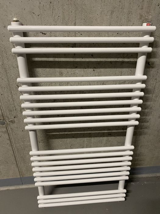 Grzejnik łazienkowy wraz z termostatem