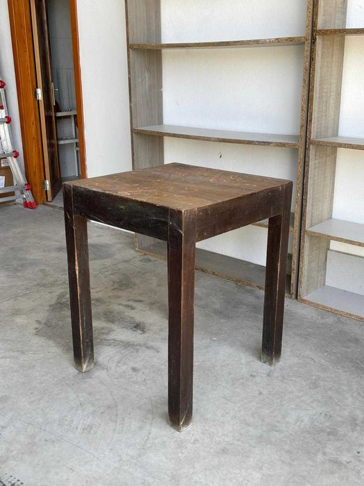 Mesa de apoio em madeira maciça.