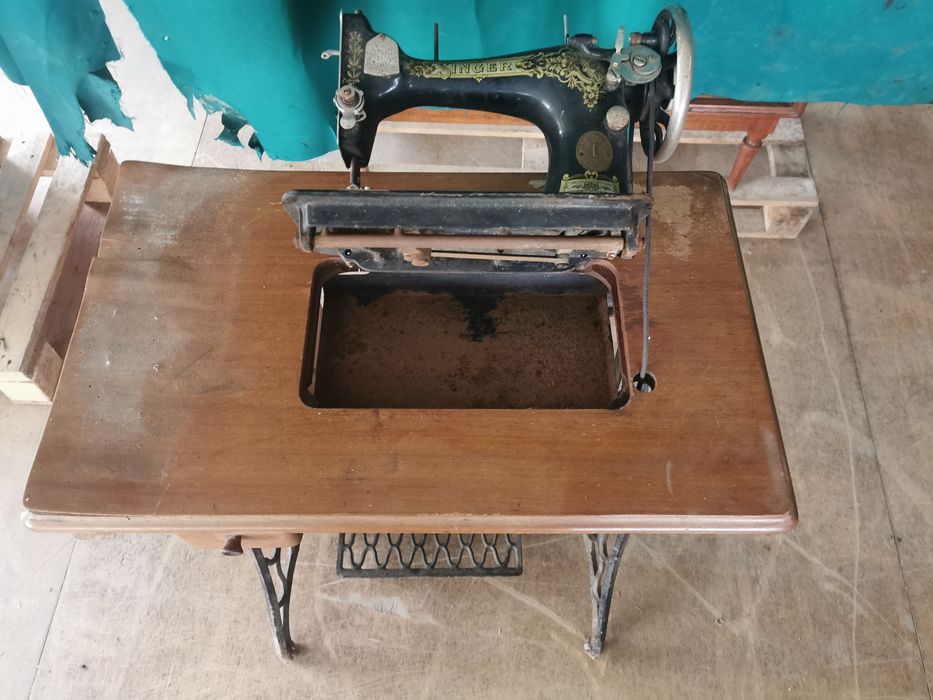 Máquina de costura SINGER muito antiga