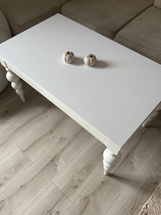 Stolik kawowy drewniane nogi bialy