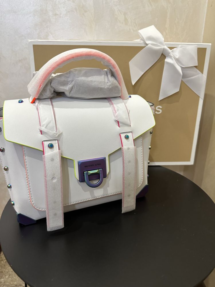 Шкіряна сумка Manhattan Medium Michael Kors в наявності