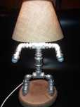 Lampa z ocynkowanych kształtek hydraulicznych