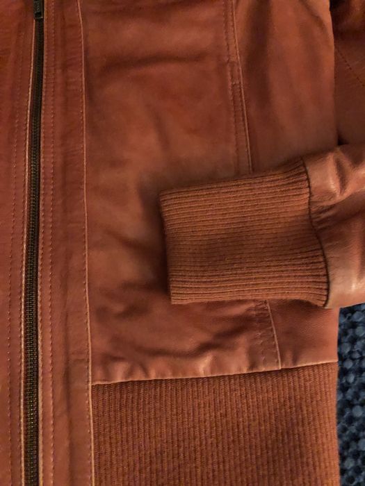 Blusão em pele , gola, punhos, e cos em malha