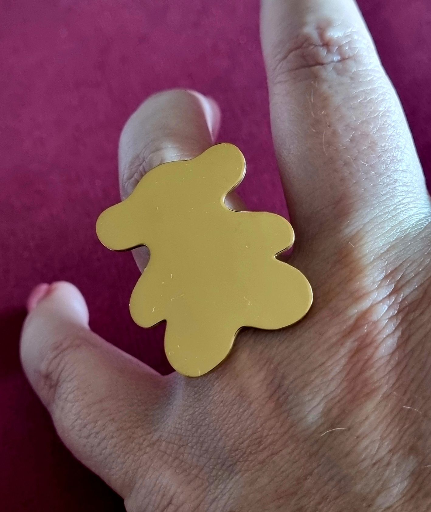 Anel dourado, em aço, em forma de ursinho grande. Ajustável