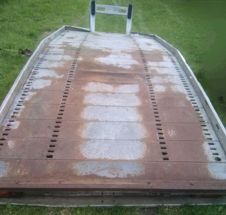 Najazd auto laweta paka