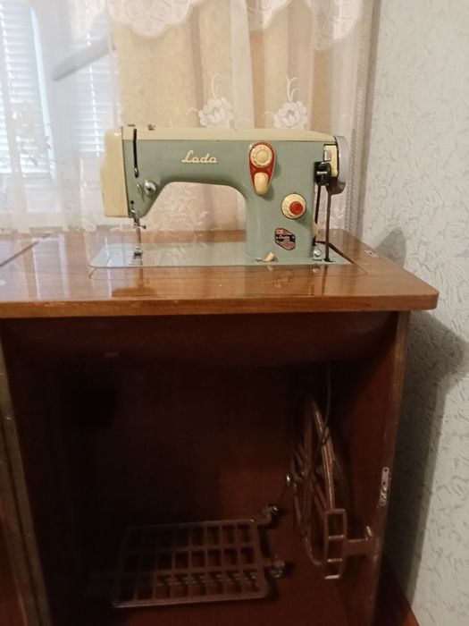 Продам швейную ножную машинку много операционную, в рабочем состоянии