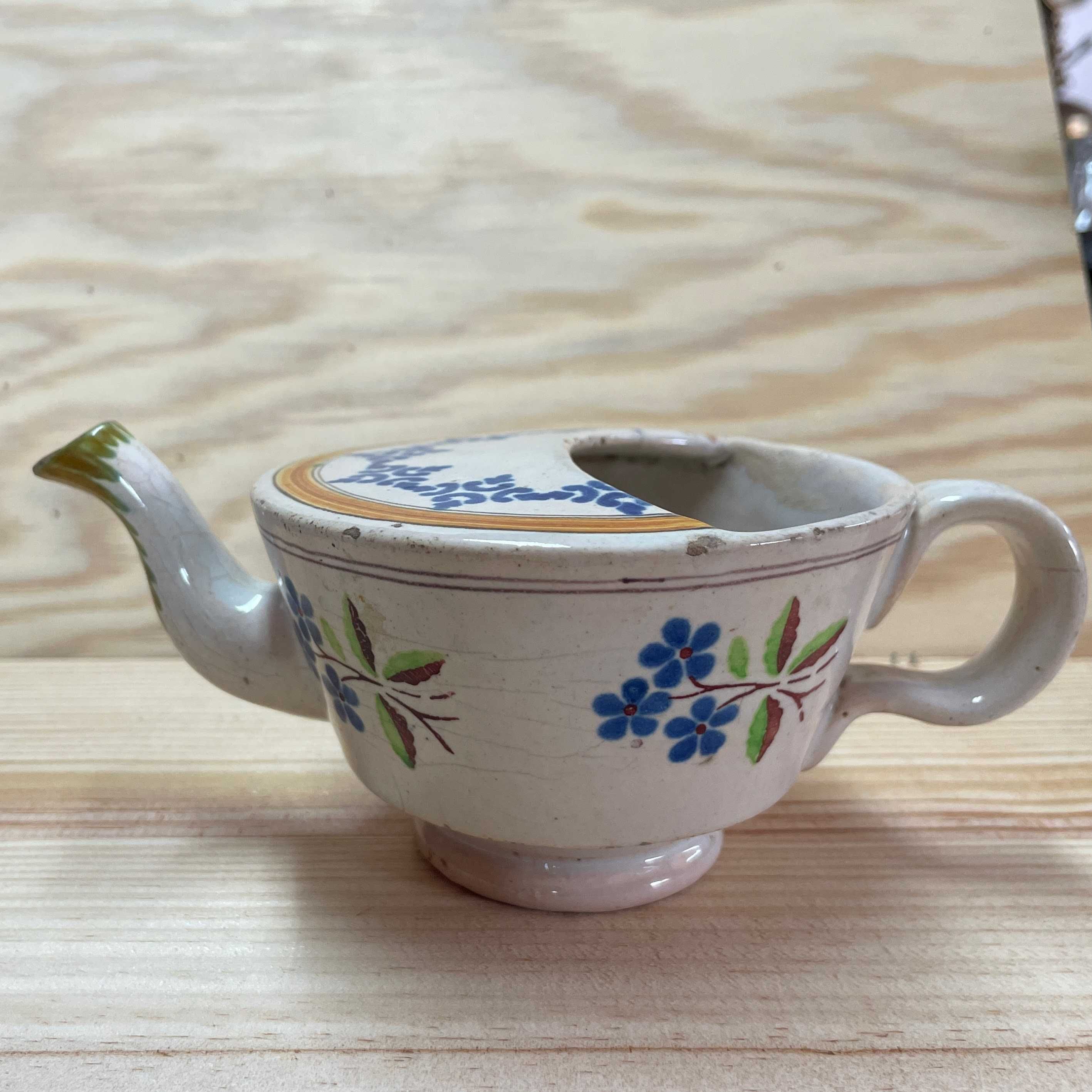 Bica de Caldo em Faiança com Pequeno Restauro