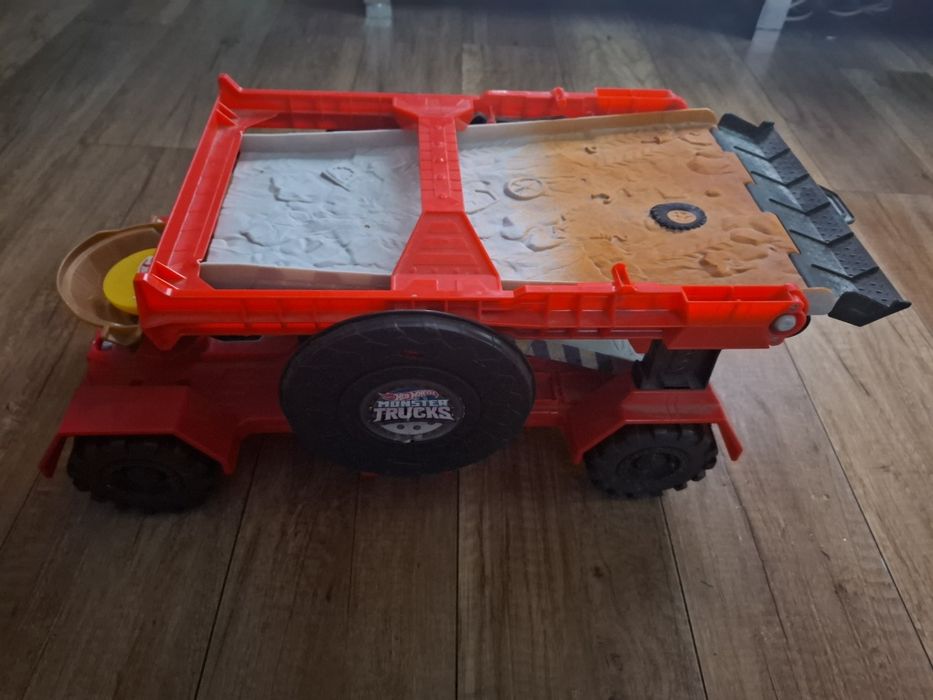 Monster Truck Hot Wheels zjeżdżalnia