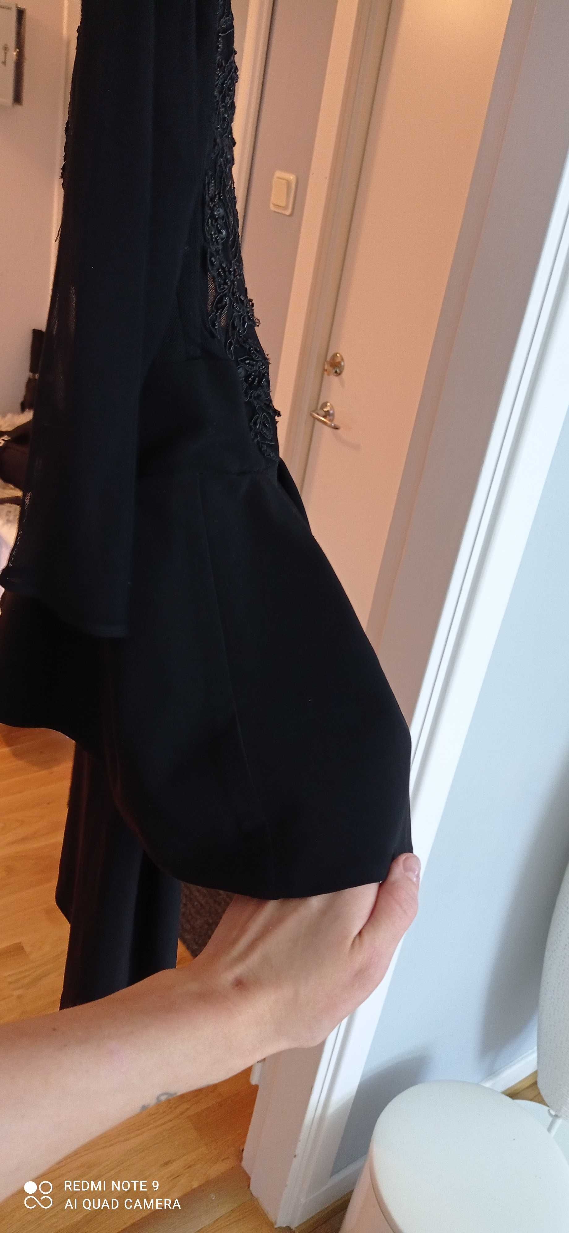 Wyjątkowa mała czarna sukienka z baskinką M