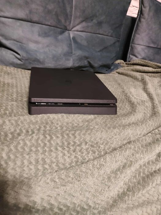 PS4 slim +2 pady + 2 gry