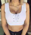 Biały crop top na ramiączkach
