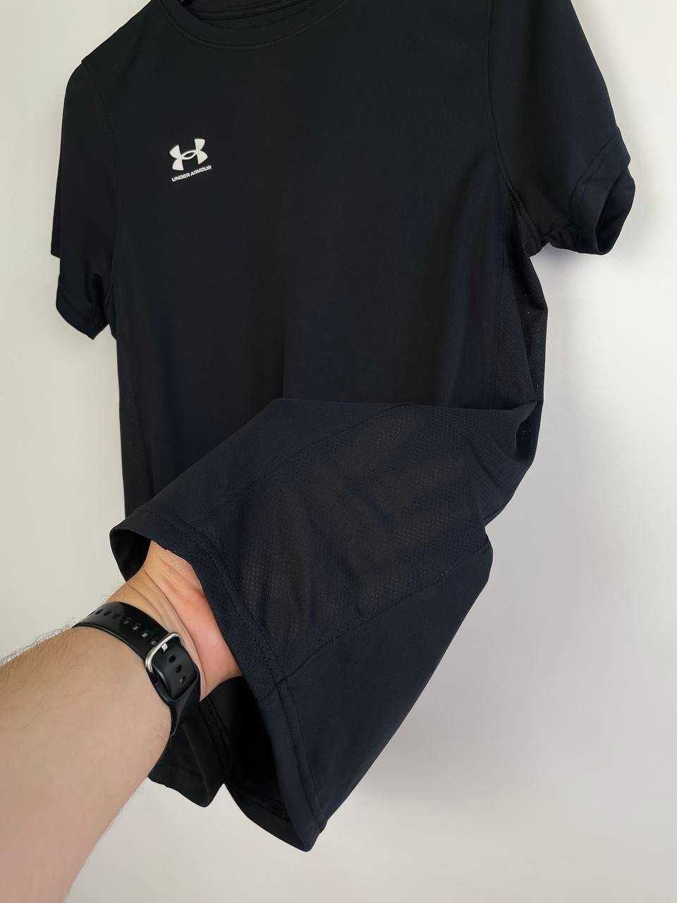 Жіноча базова чорна спортивна футболка under armour challenger