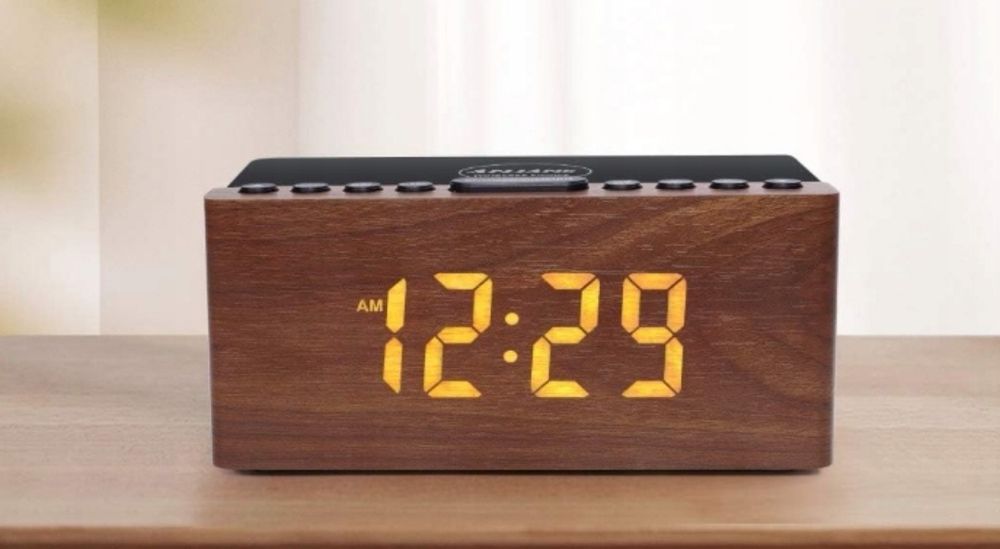 Stylowy drewniany budzik z radiem i ładowarką indukcyjną ANJANK AC190