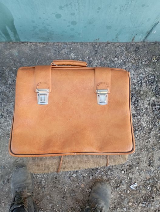 Продаю кожаний портфель для бизнеса документів в хорошем состояние.