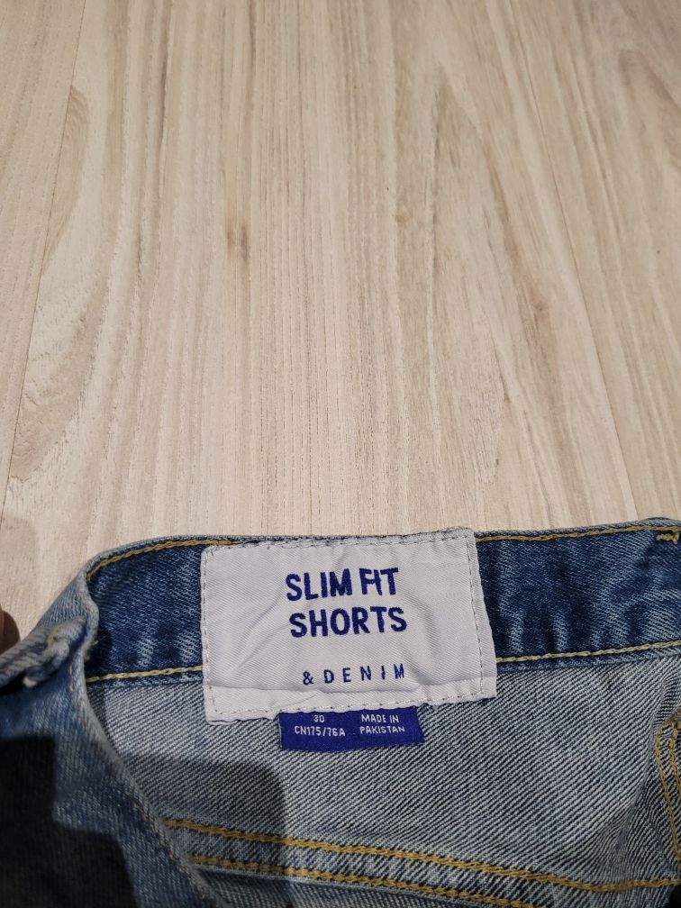 Męskie spodenki  jeansowe z przetarciami  kupione w H&M