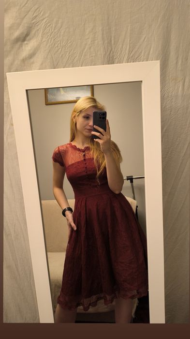 Elegancka bordowa sukienka Miusol – rozmiar M