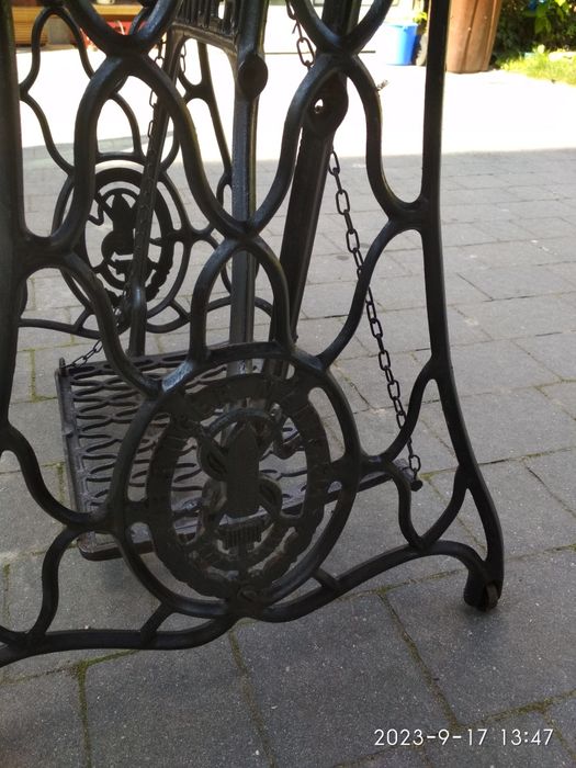 Stolik z blatem na żeliwnych nogach