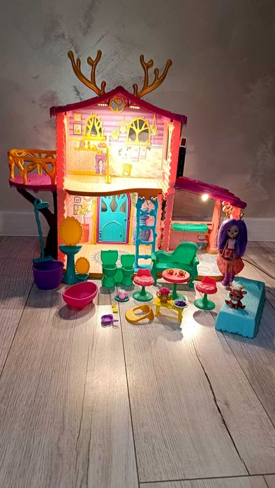 Enchantimals duży domek Jelonków wyposażenie oświetlenie Lalka figurka