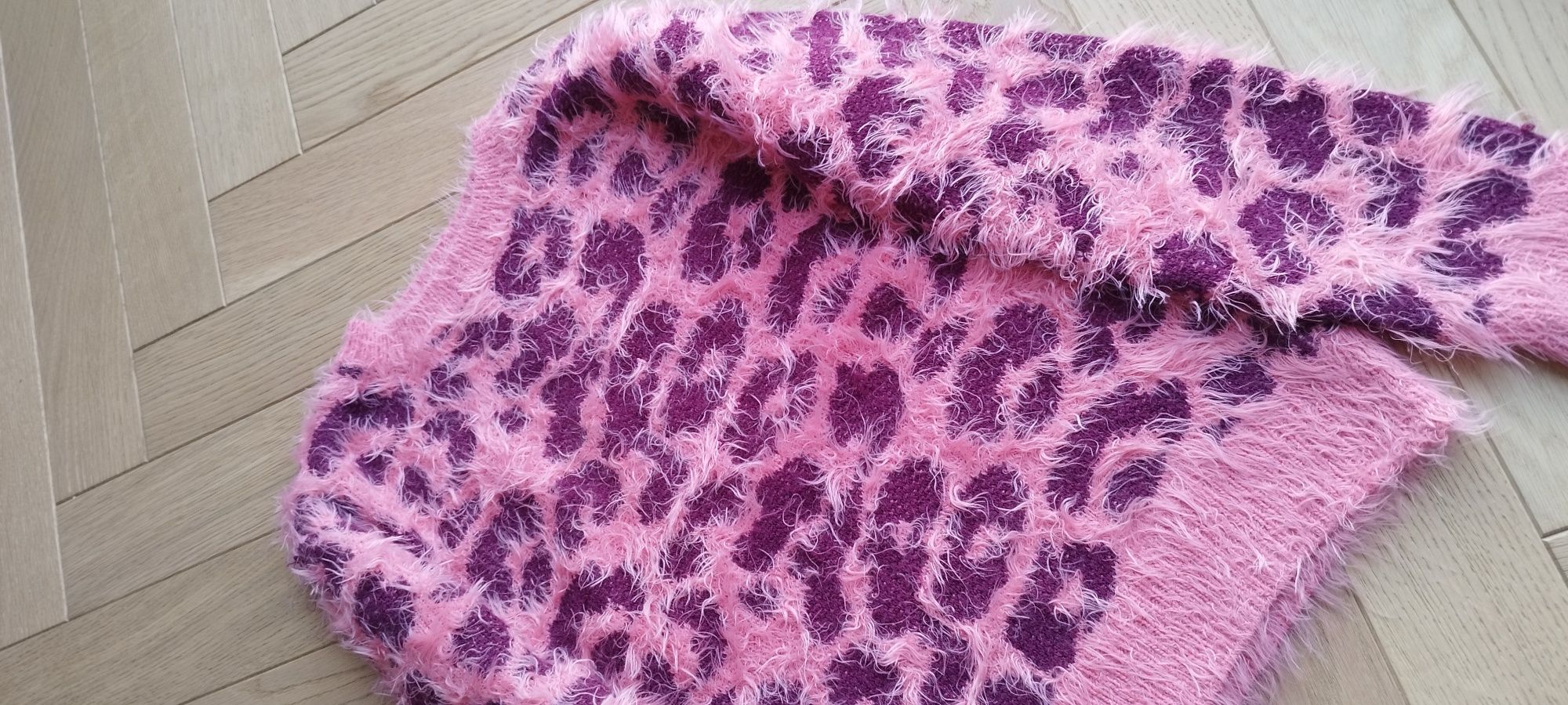 Sweter włochaty futrzak panterka koralowy 122 128