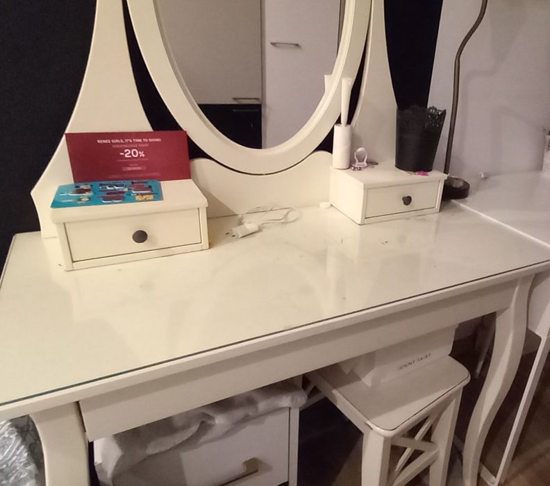 Toaletka Ikea z lustrem