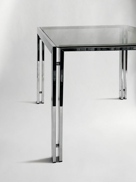 Stolik metalowy ze szklanym blatem, srebrna konstrukcja, kwadrat, loft
