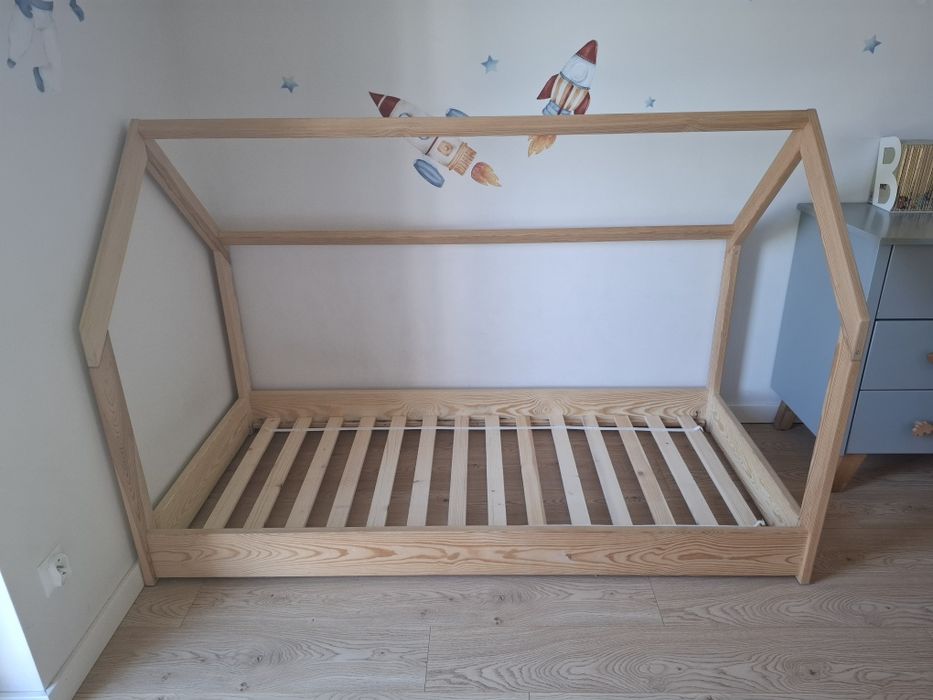 Łóżko domek dzieciece 80x180 sosnowe z materacem
