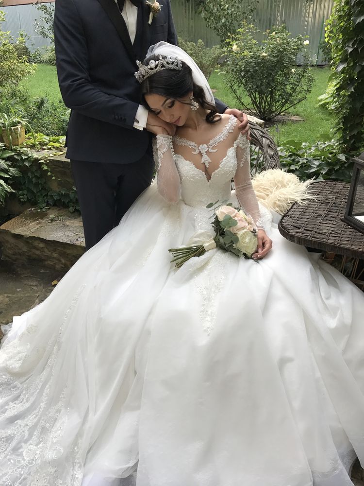 Казкова весільна сукня зі шлейфом