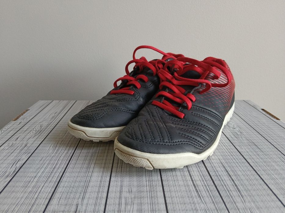 Kipsta buty dziecięce do piłki nożnej czarno-czerwone rozm.33