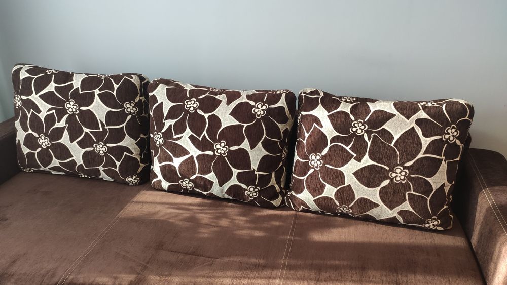 Brązowa duża kanapa rozkładana z pojemnikiem na pościel