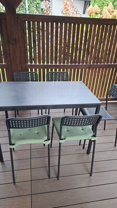 Stół z krzesłami firmy Ikea do kuchni lub pokoju