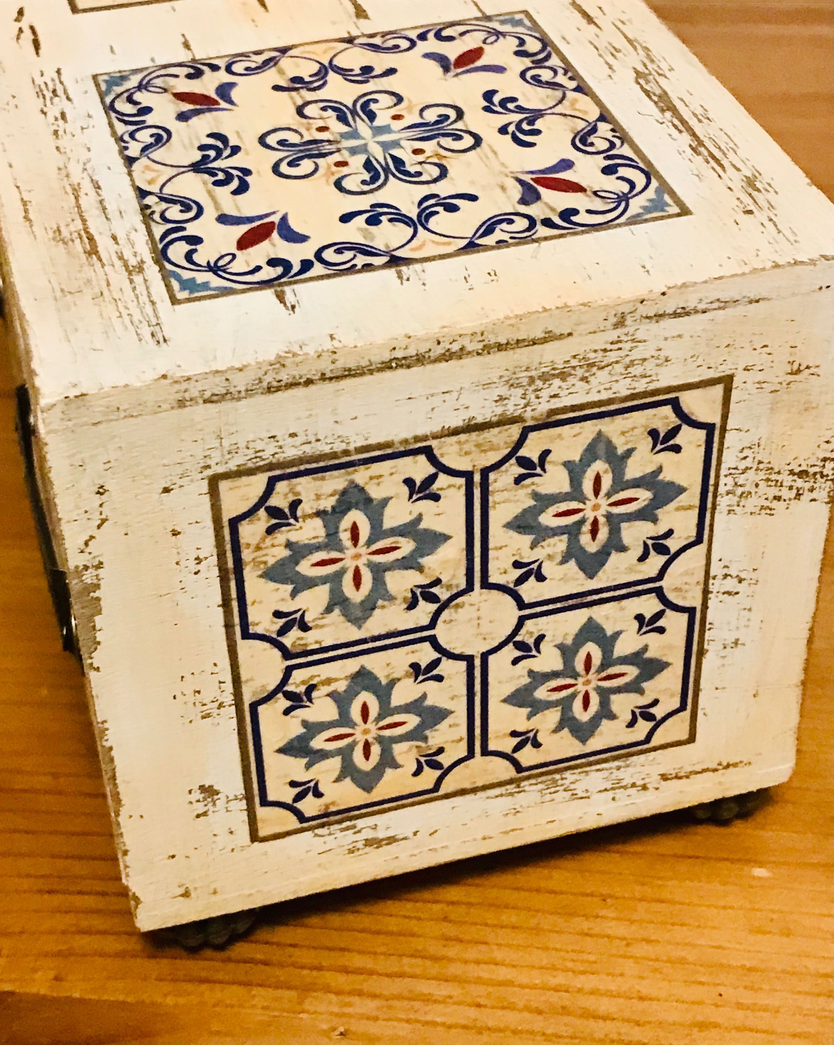 Komódka z szufladkami Azulejos na nóżkach