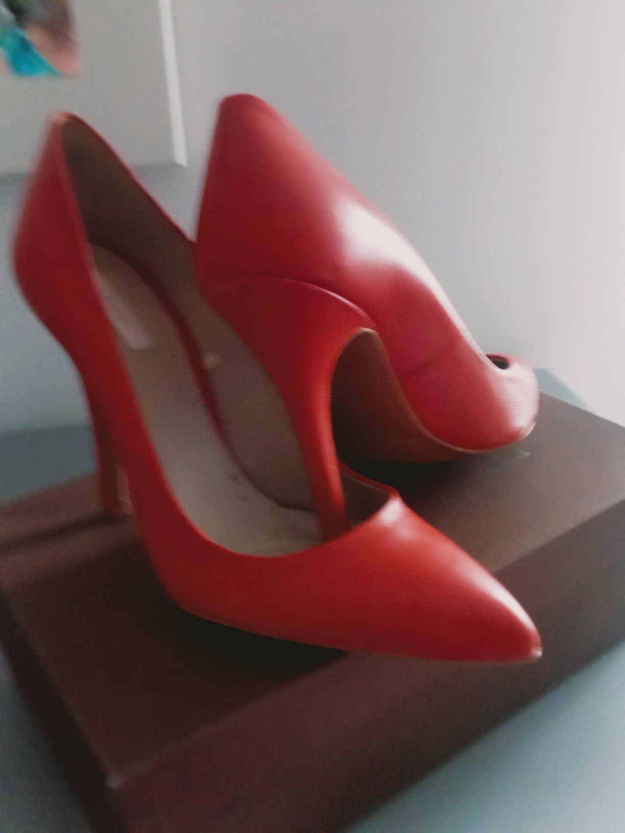 Sapatos e stileto cor alaranJado