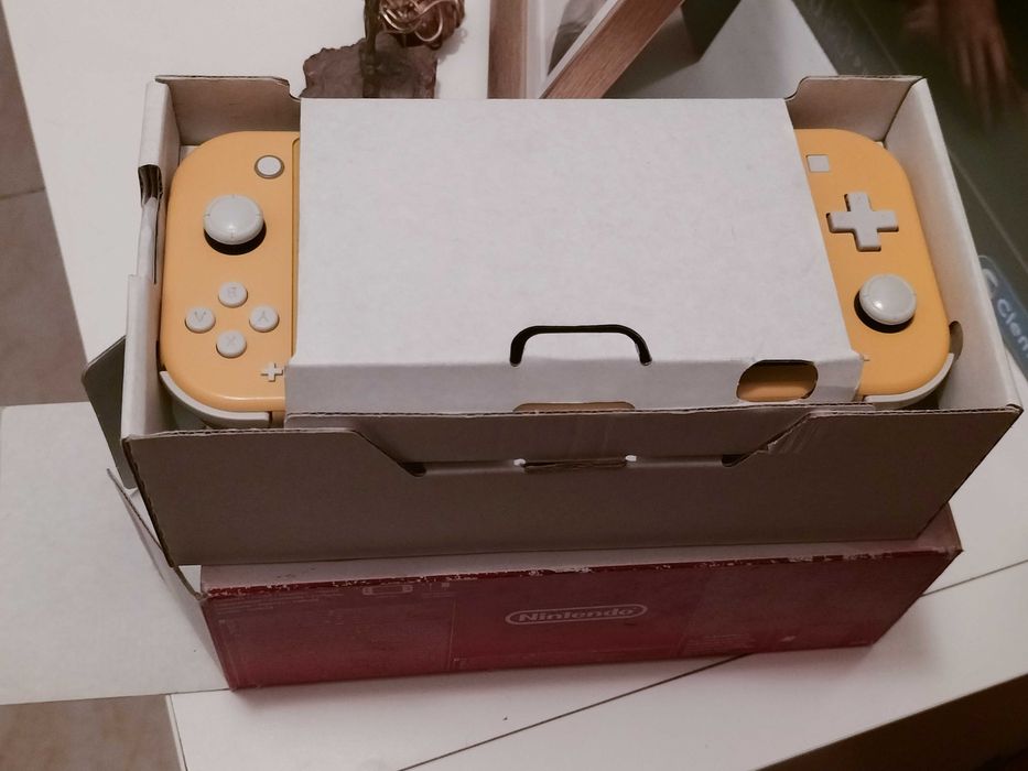 Nintendo switch lite amarela