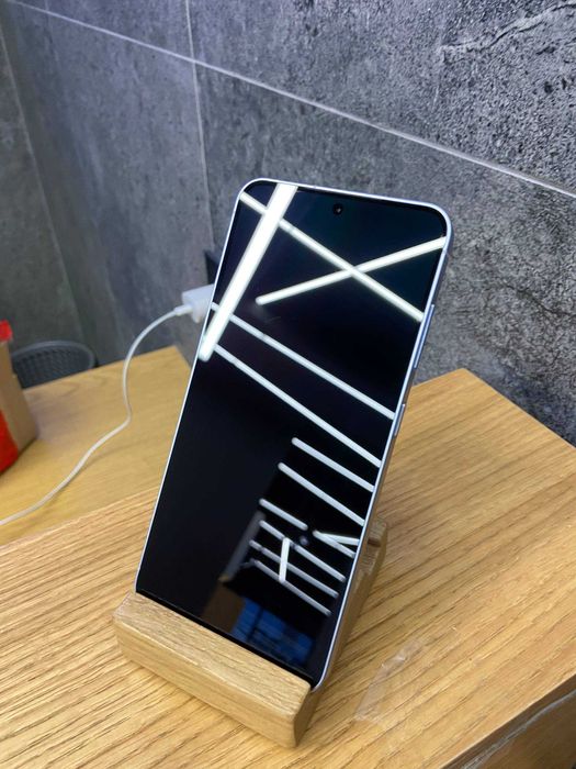 б/у Samsung S23 Cream 8\256         8\10      15300