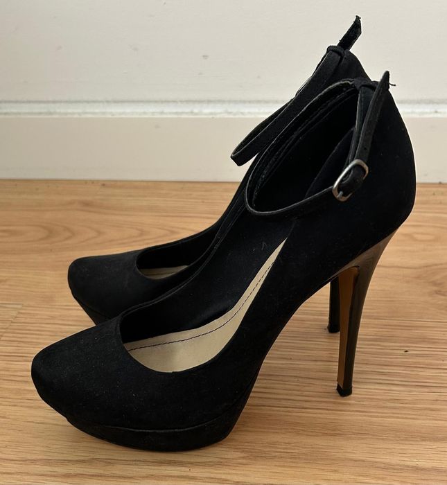 Sapatos pretos compensados de salto alto Bershka