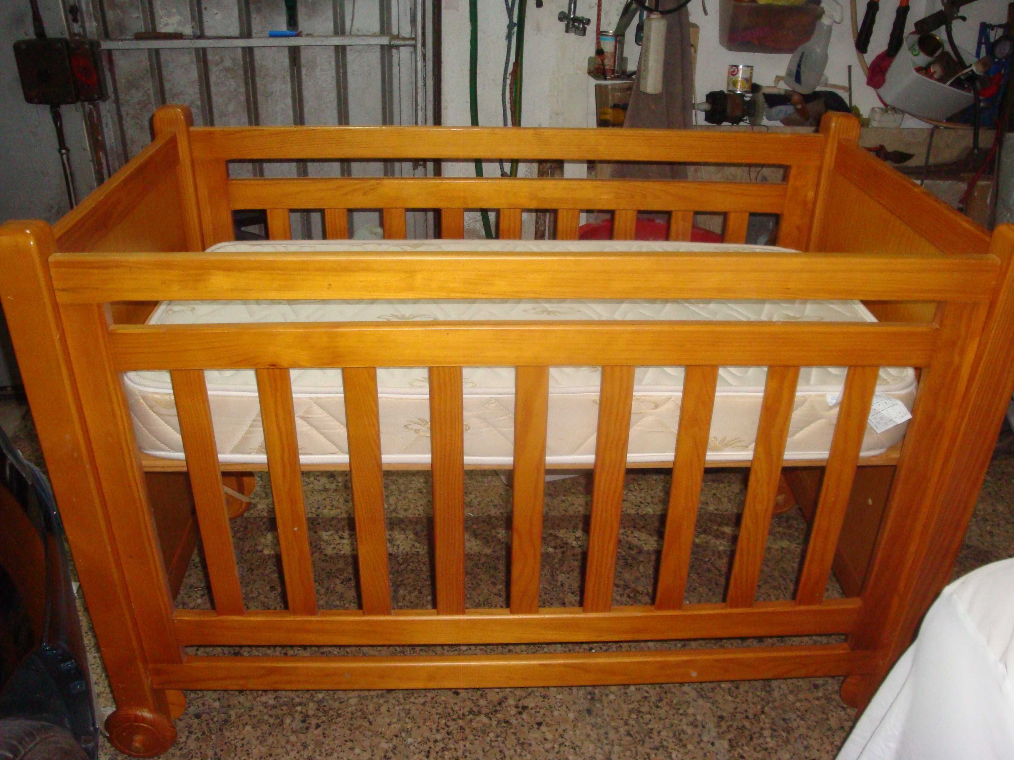 cama para bebé em pinho mel