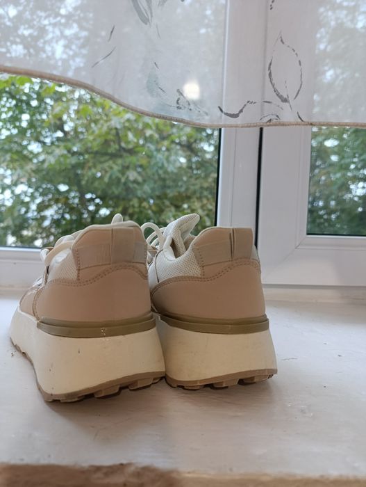 Стильні жіночі кросівки