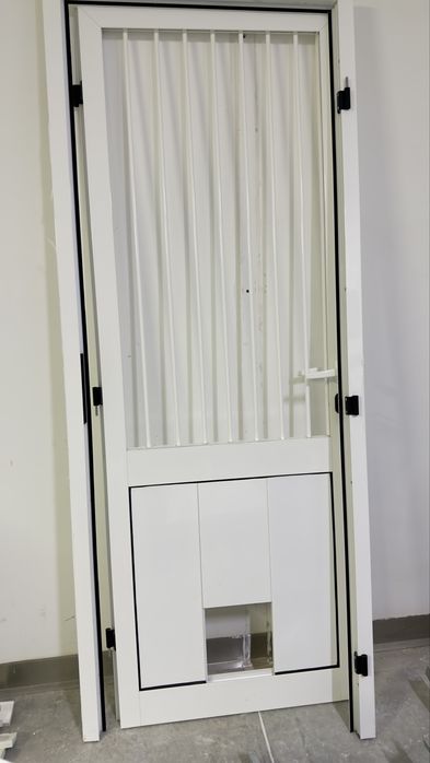Porta em aluminio, con buraco para saida de animais de pequeno porte