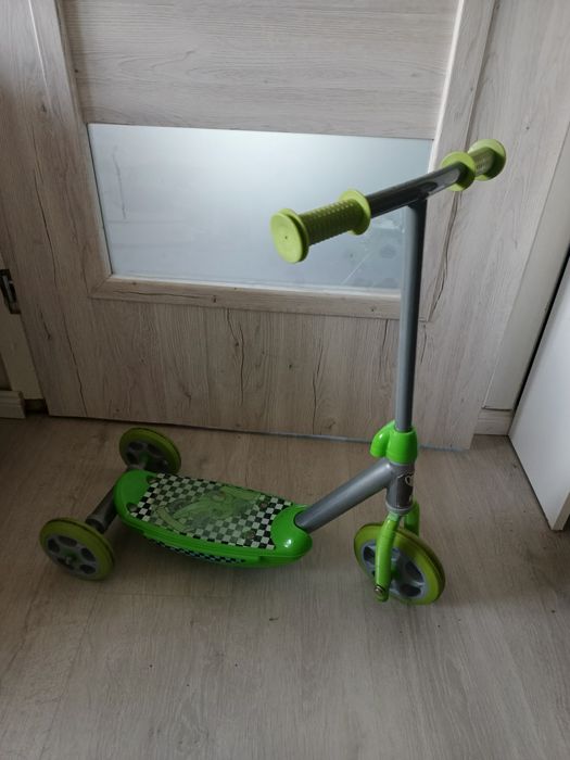 Hulajnoga trójkołowa