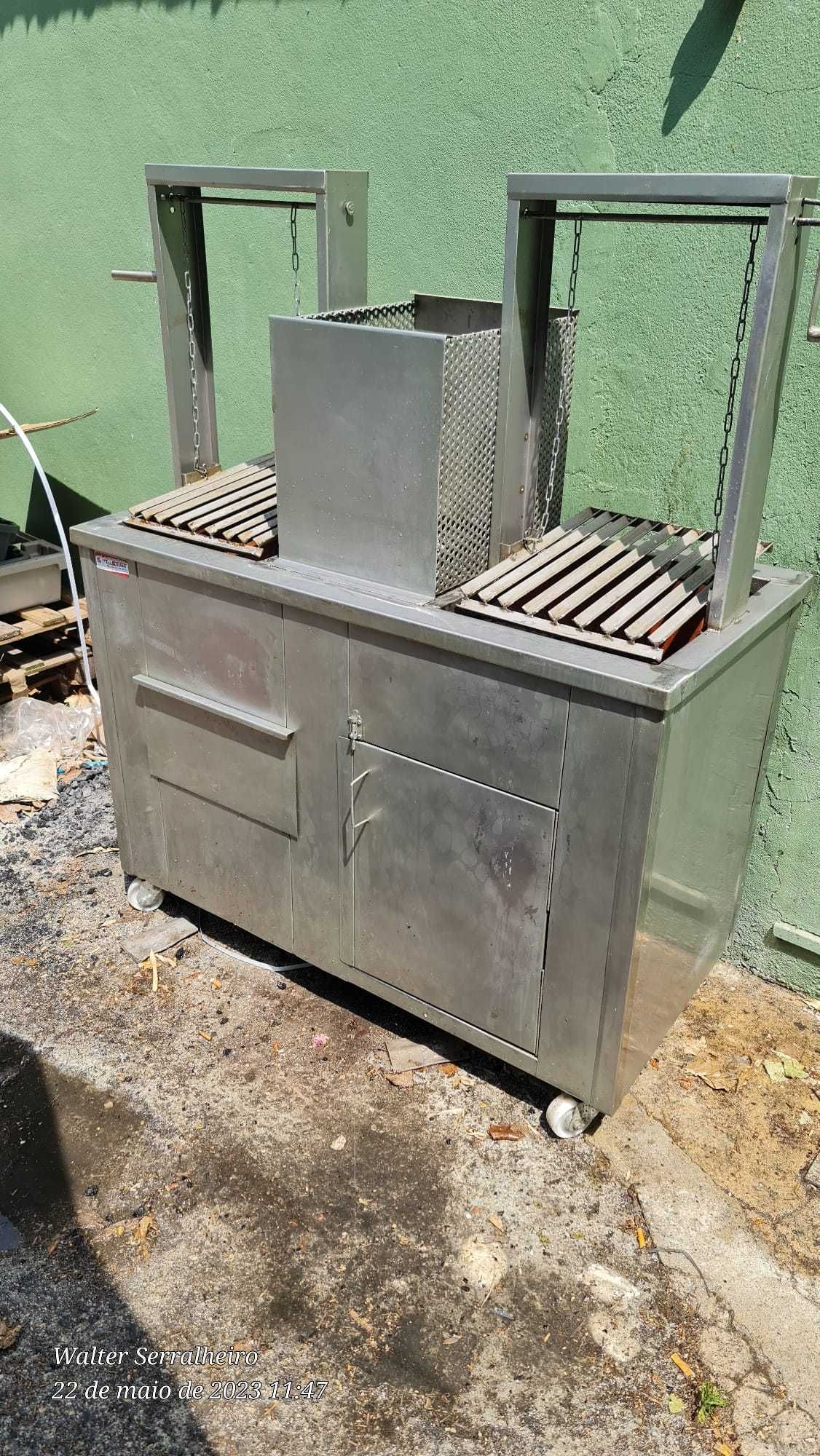 Churrasqueira Parrilla aço inox, grelha ajustável.