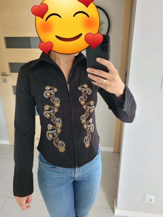 Czarna koszula damska na długi rękaw, taliowana, z haftem