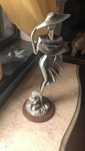 Escultura de mulher em estanho