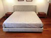 Cama king size com 2 mesas de cabeceira