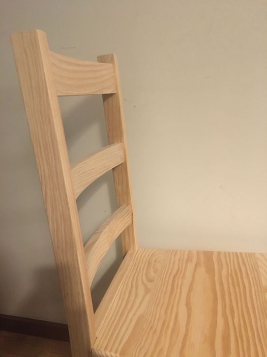 Cadeira em madeira maciça