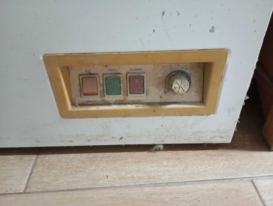 Arca Congeladora Vertical – Antiga, a Funcionar