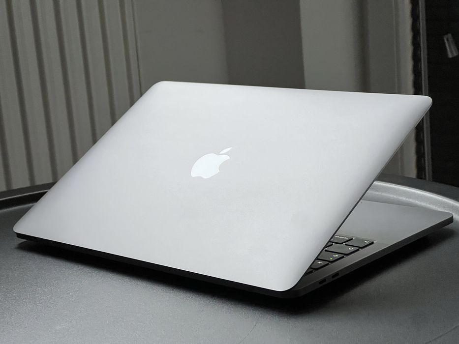 Apple MacBook Pro 13’ i7 16GB RAM 512GB SsD M.2 Touch Bar/ID