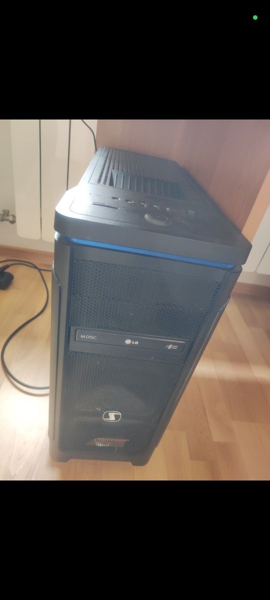 Komputer PC z monitorem klawiaturą i okablowaniem